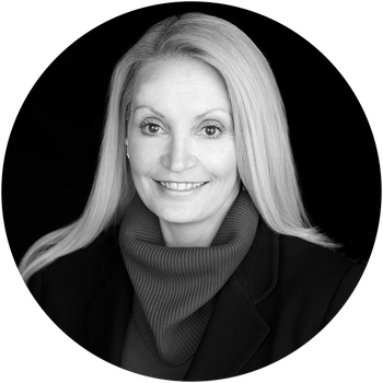 Portrait of Leslie Elliott, Associate Broker